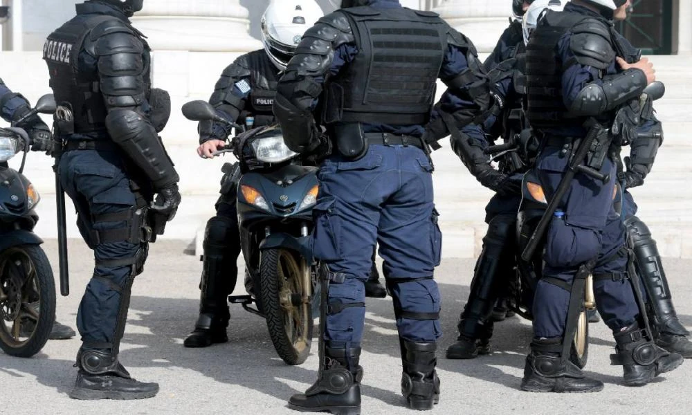 Θεσσαλονίκη: Οργή αστυνομικών για την μεταγωγή του Νορβηγού..με κουστούμια!